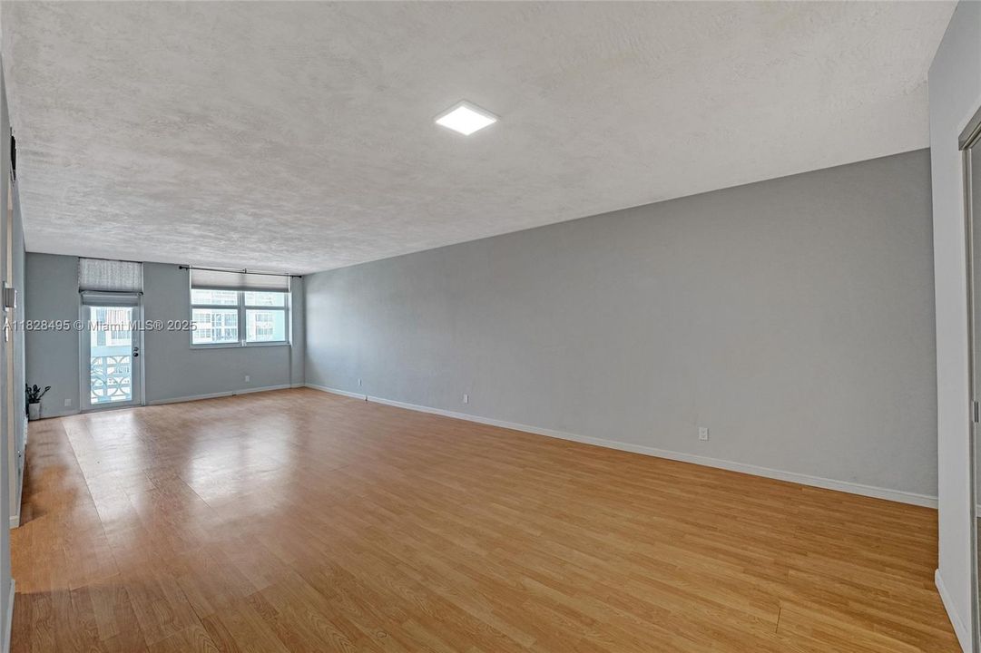 For Sale: $330,000 (1 beds, 1 baths, 950 Square Feet)