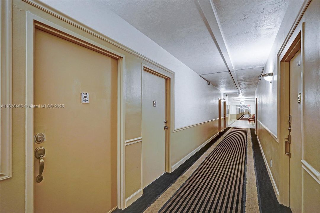 For Sale: $330,000 (1 beds, 1 baths, 950 Square Feet)