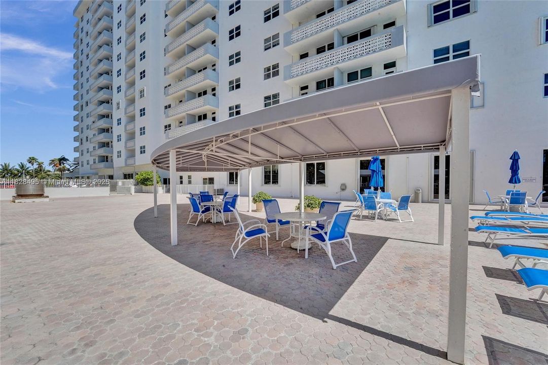 For Sale: $330,000 (1 beds, 1 baths, 950 Square Feet)