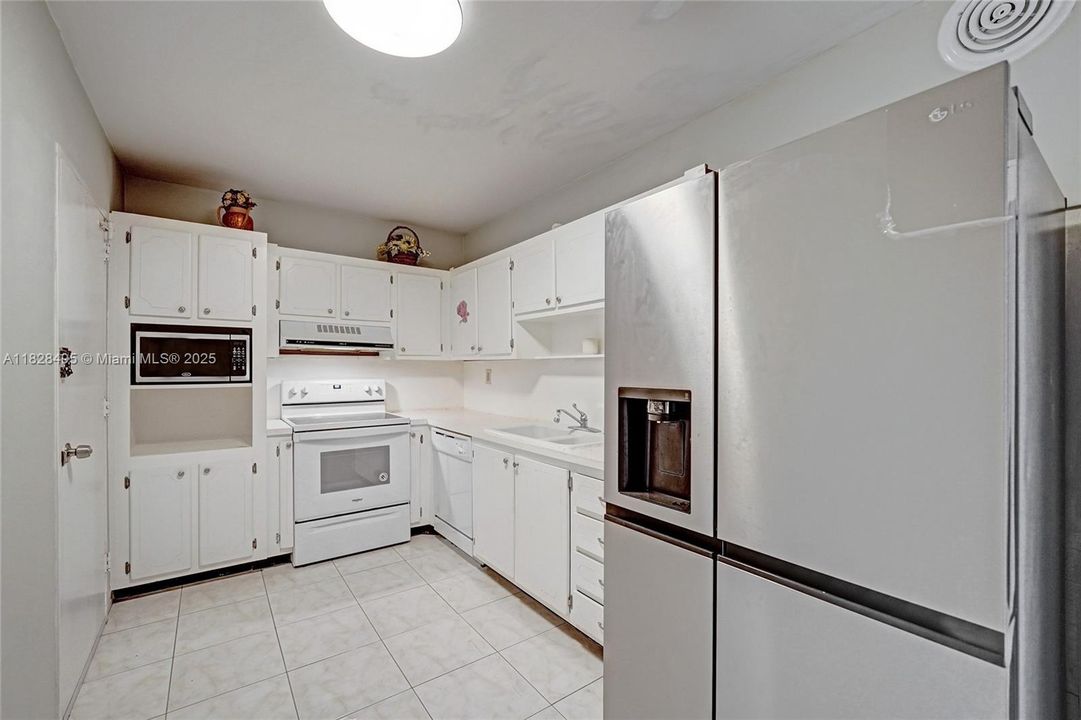 For Sale: $330,000 (1 beds, 1 baths, 950 Square Feet)