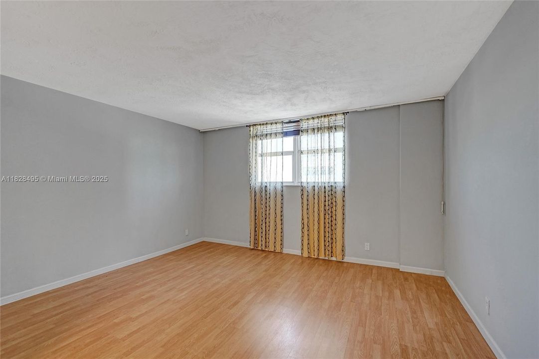 For Sale: $330,000 (1 beds, 1 baths, 950 Square Feet)