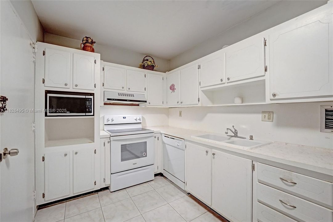 For Sale: $330,000 (1 beds, 1 baths, 950 Square Feet)