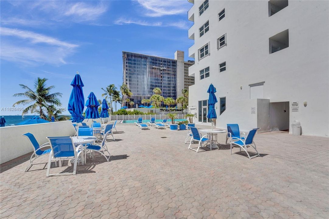 For Sale: $330,000 (1 beds, 1 baths, 950 Square Feet)