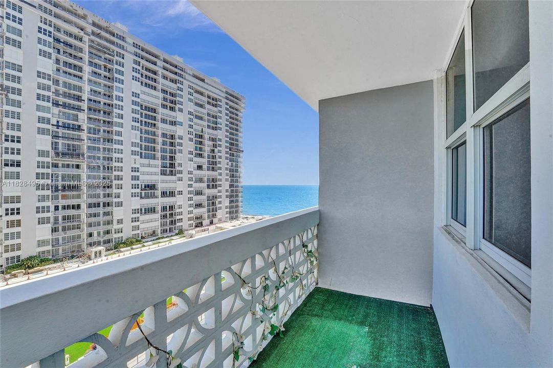 For Sale: $330,000 (1 beds, 1 baths, 950 Square Feet)