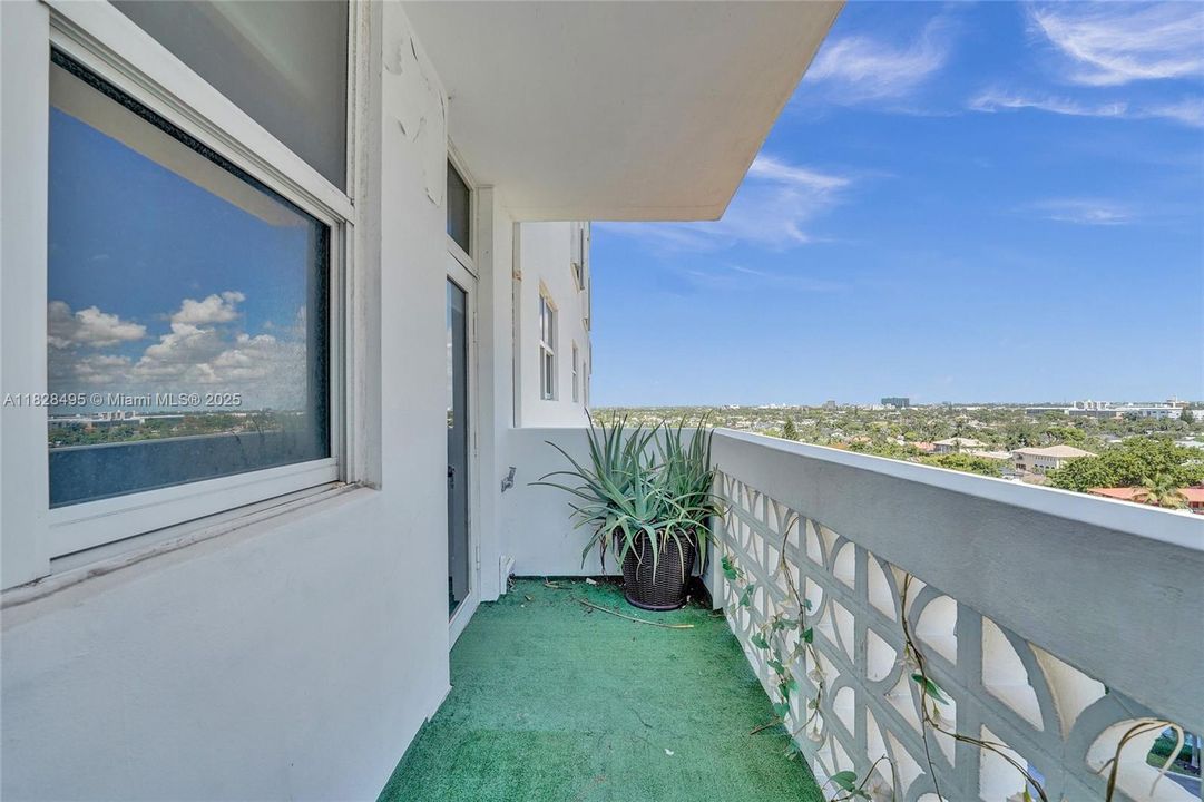 For Sale: $330,000 (1 beds, 1 baths, 950 Square Feet)