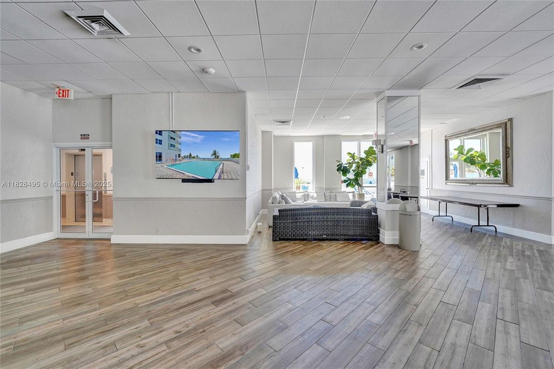 For Sale: $330,000 (1 beds, 1 baths, 950 Square Feet)