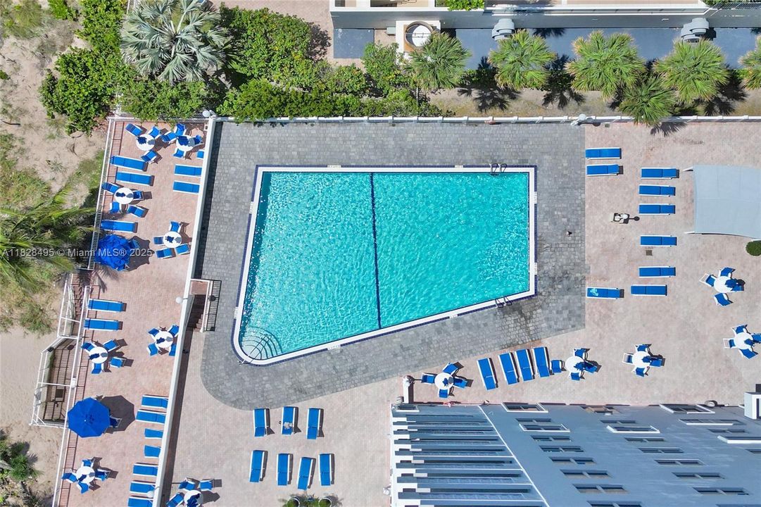 For Sale: $330,000 (1 beds, 1 baths, 950 Square Feet)