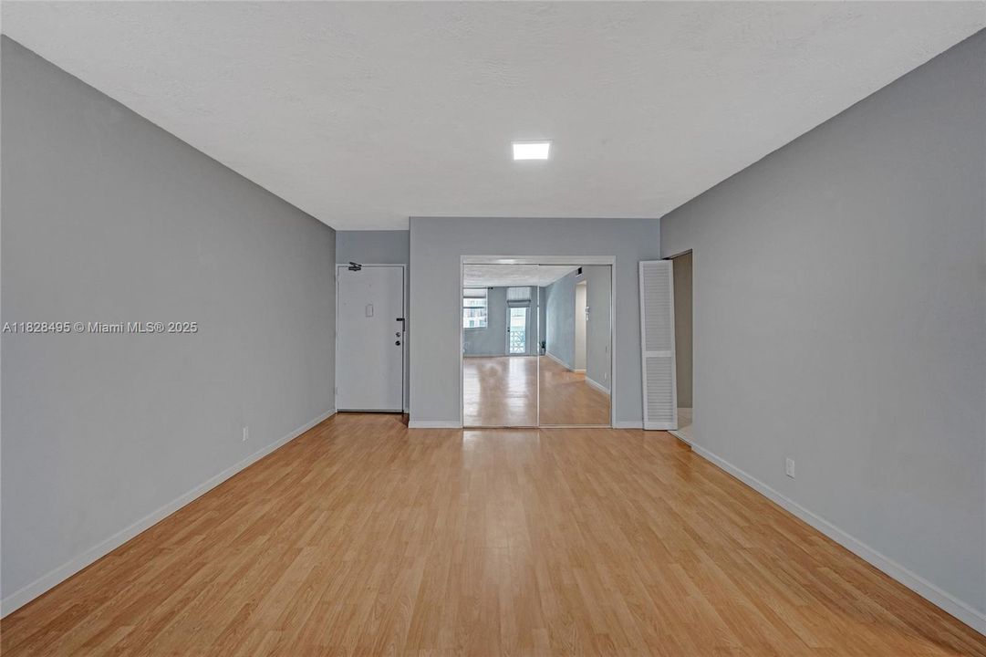 For Sale: $330,000 (1 beds, 1 baths, 950 Square Feet)