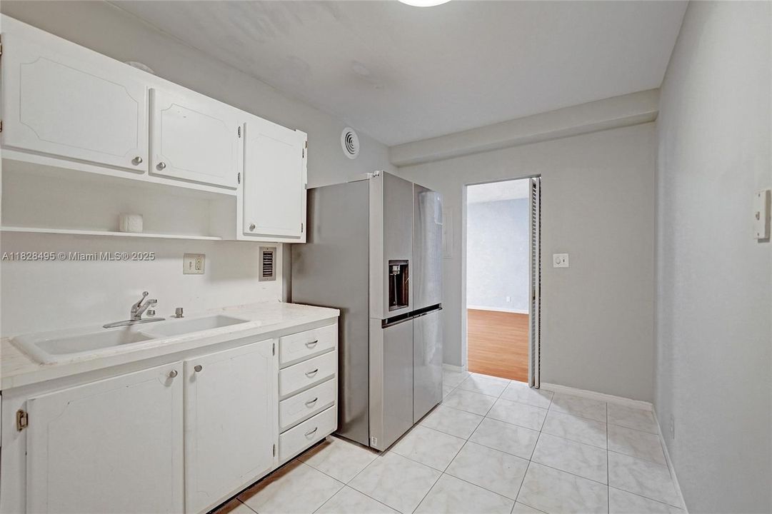 For Sale: $330,000 (1 beds, 1 baths, 950 Square Feet)