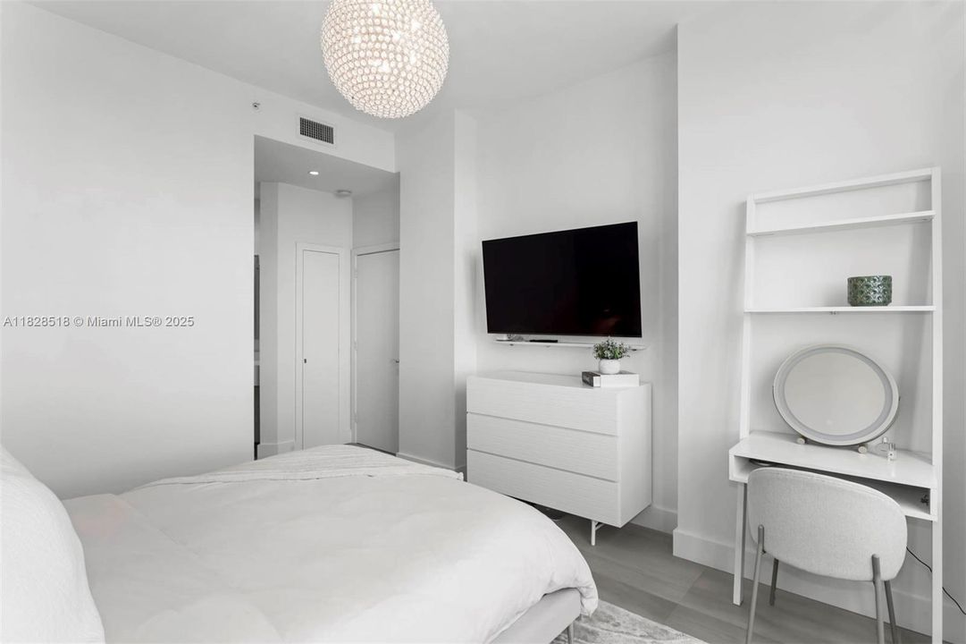For Sale: $750,000 (1 beds, 1 baths, 780 Square Feet)