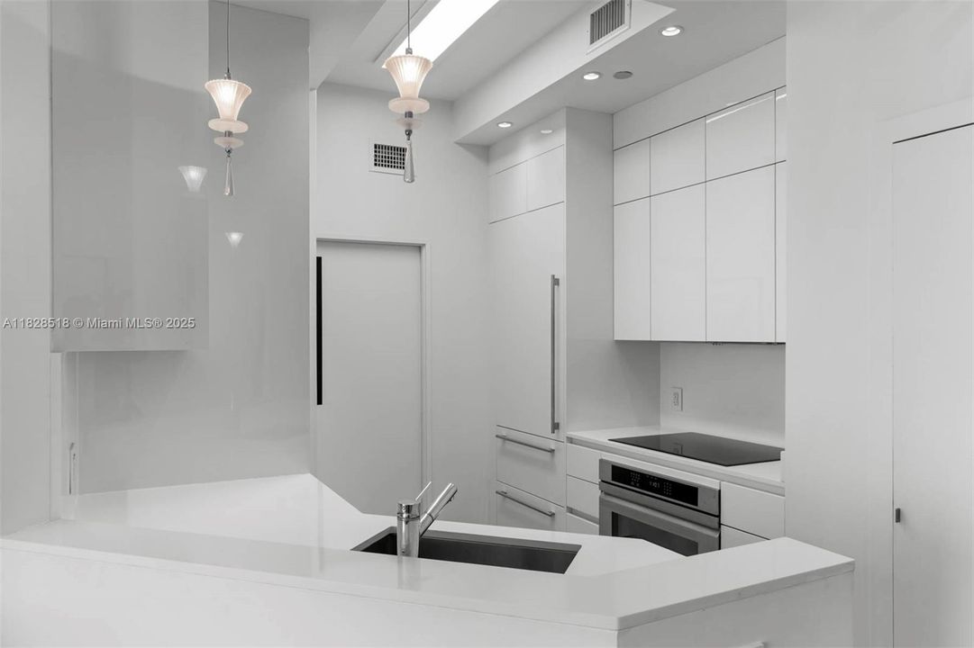 For Sale: $750,000 (1 beds, 1 baths, 780 Square Feet)