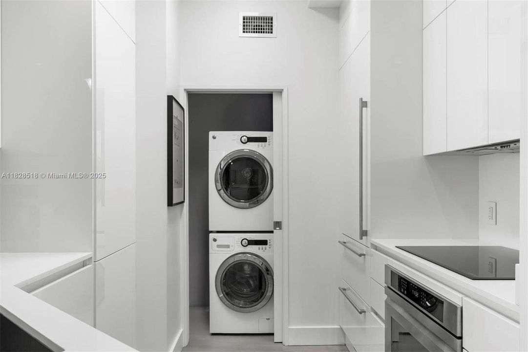 For Sale: $750,000 (1 beds, 1 baths, 780 Square Feet)