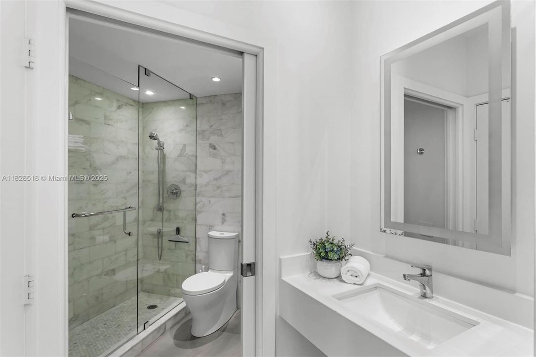 For Sale: $750,000 (1 beds, 1 baths, 780 Square Feet)