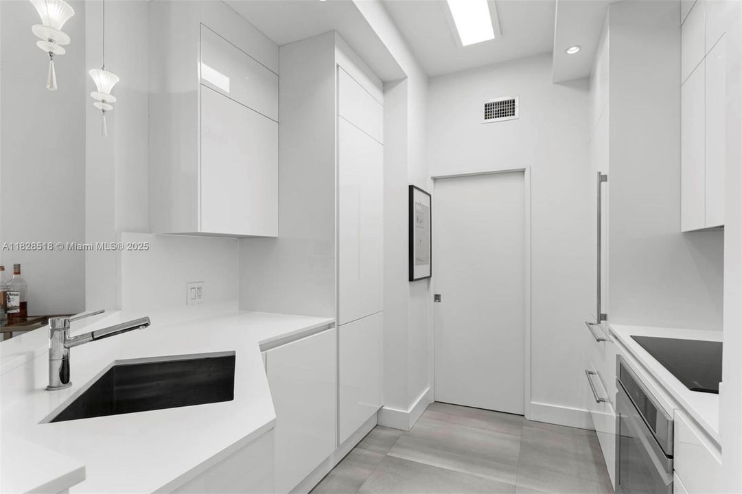 For Sale: $750,000 (1 beds, 1 baths, 780 Square Feet)