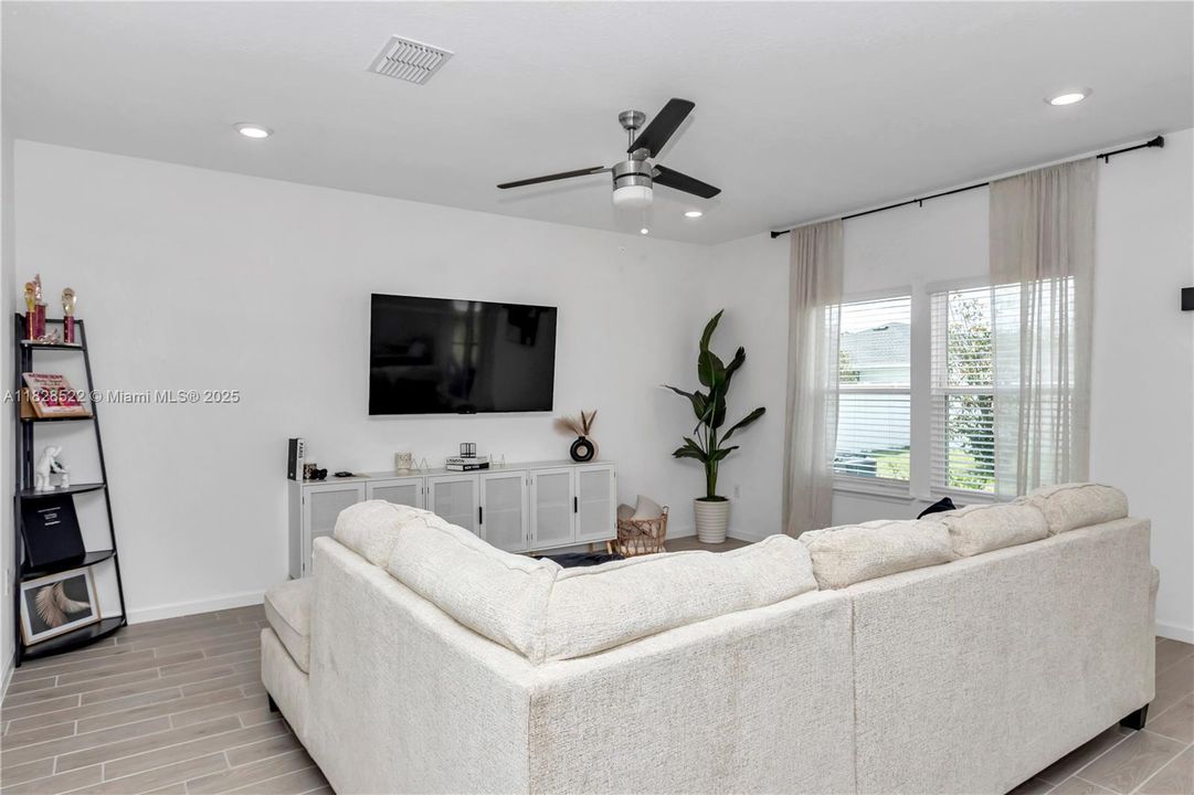 For Sale: $320,000 (3 beds, 2 baths, 1548 Square Feet)