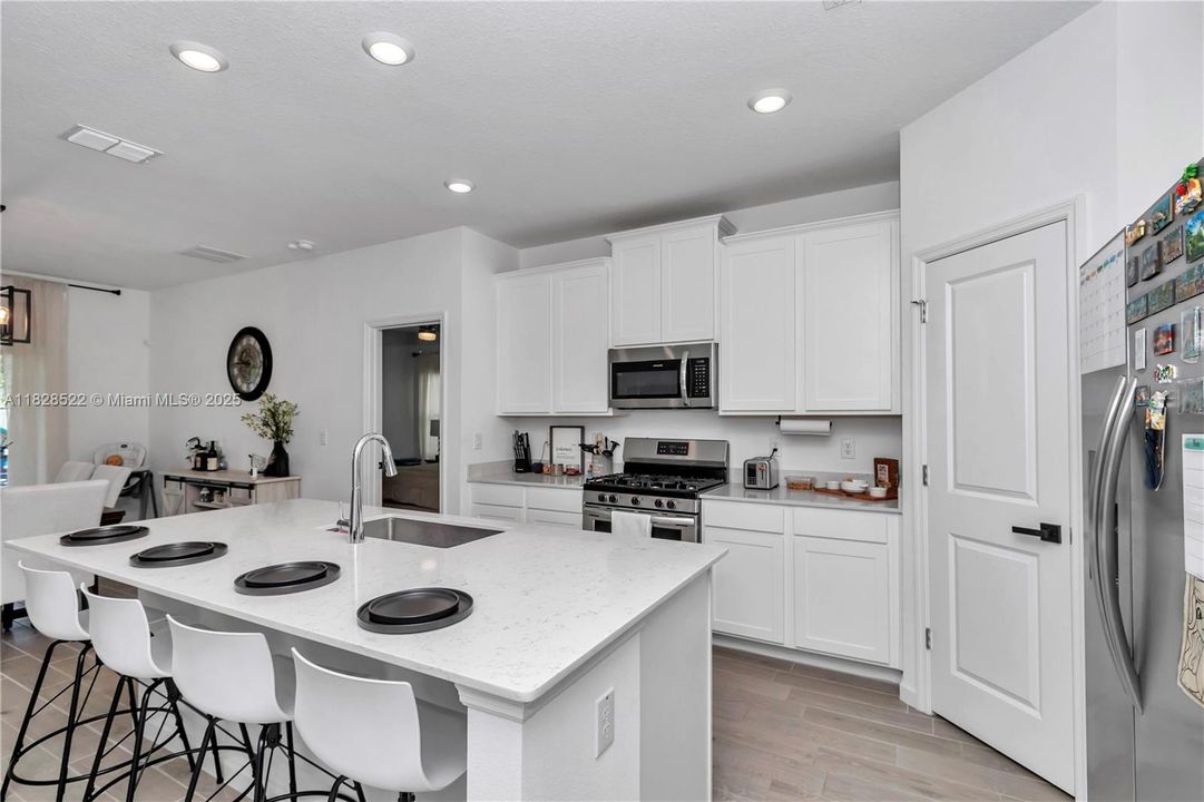 For Sale: $320,000 (3 beds, 2 baths, 1548 Square Feet)