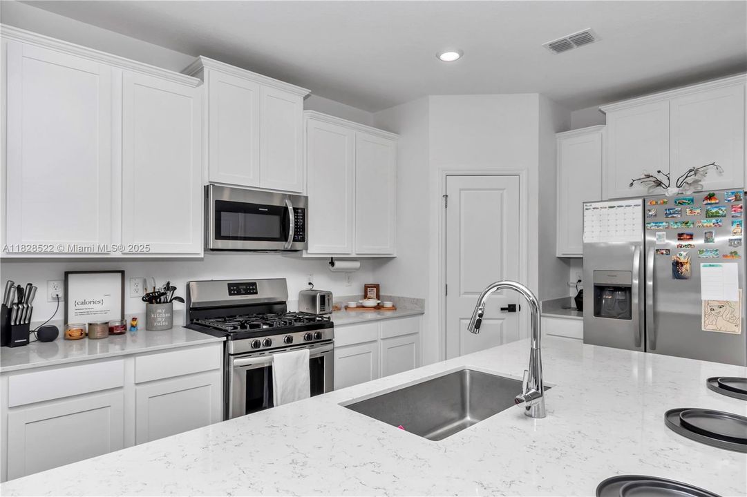 For Sale: $320,000 (3 beds, 2 baths, 1548 Square Feet)