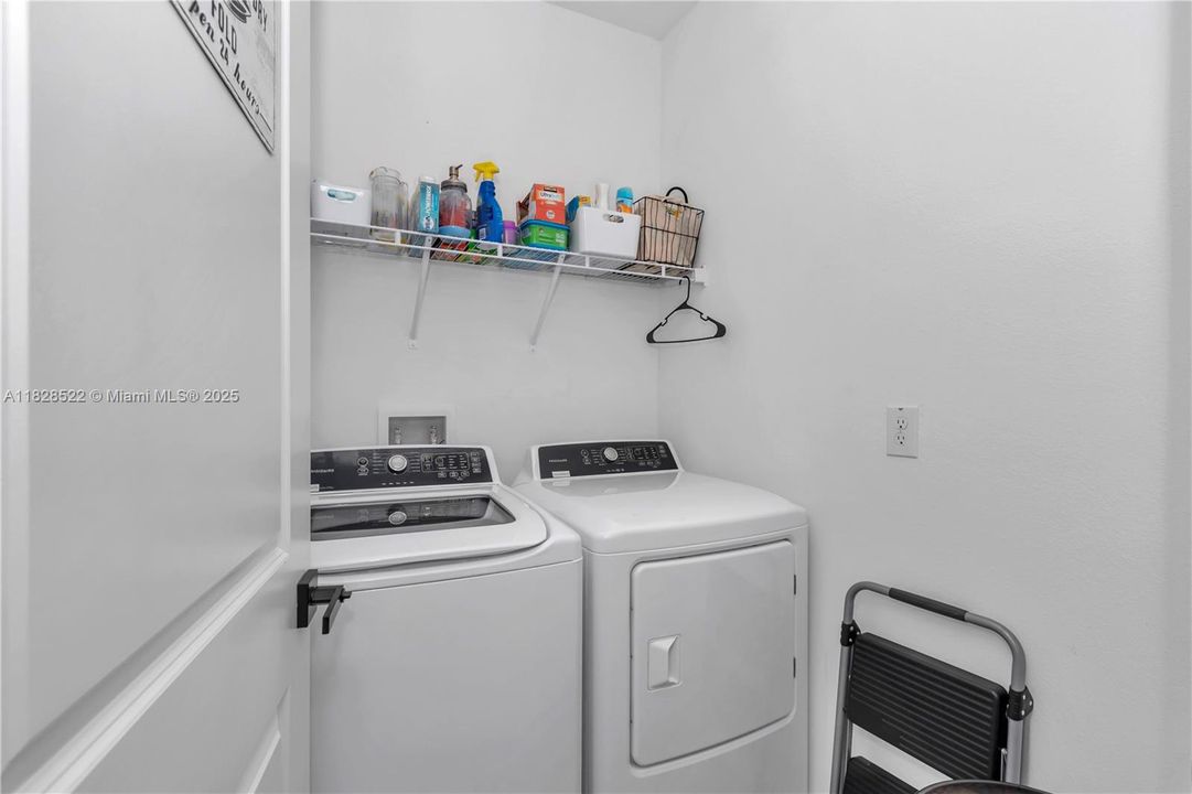 For Sale: $320,000 (3 beds, 2 baths, 1548 Square Feet)