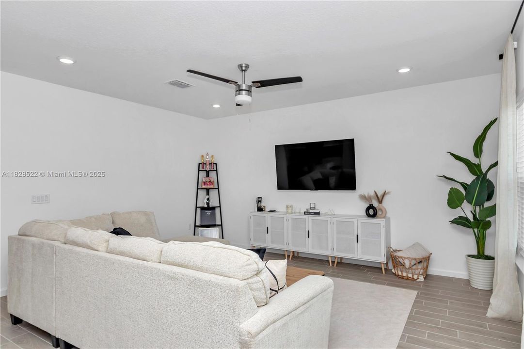 For Sale: $320,000 (3 beds, 2 baths, 1548 Square Feet)