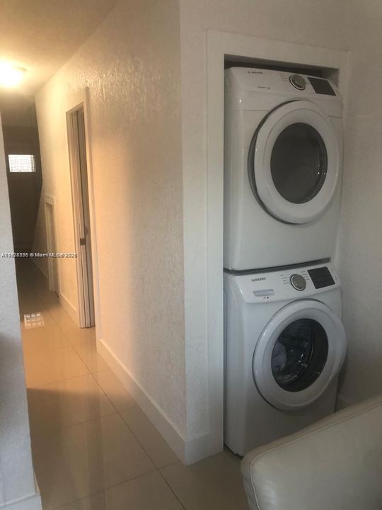 For Sale: $369,000 (2 beds, 1 baths, 825 Square Feet)