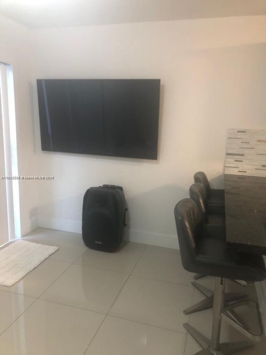 For Sale: $369,000 (2 beds, 1 baths, 825 Square Feet)