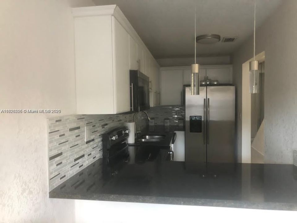 For Sale: $369,000 (2 beds, 1 baths, 825 Square Feet)