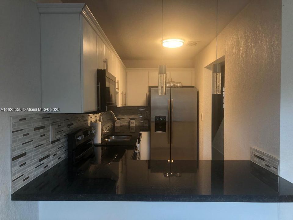 For Sale: $369,000 (2 beds, 1 baths, 825 Square Feet)