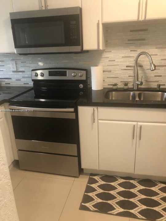 For Sale: $369,000 (2 beds, 1 baths, 825 Square Feet)