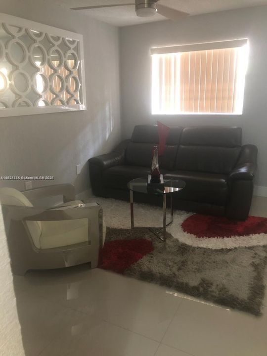 For Sale: $369,000 (2 beds, 1 baths, 825 Square Feet)