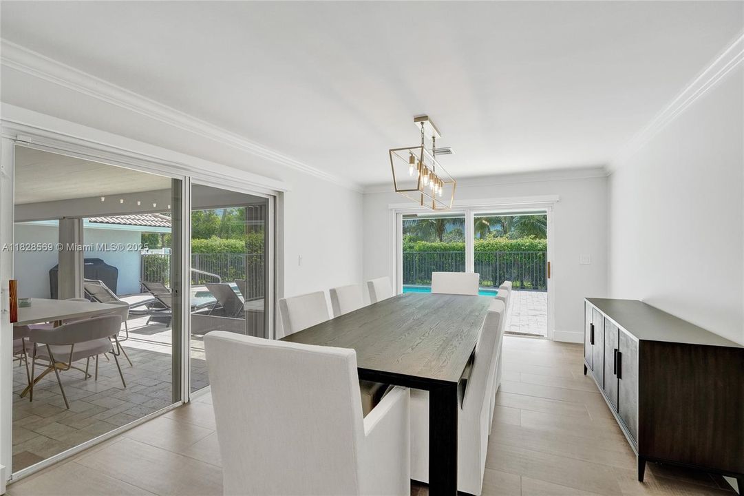 Dedicated dining room, ideal for hosting elegant meals and special gatherings.