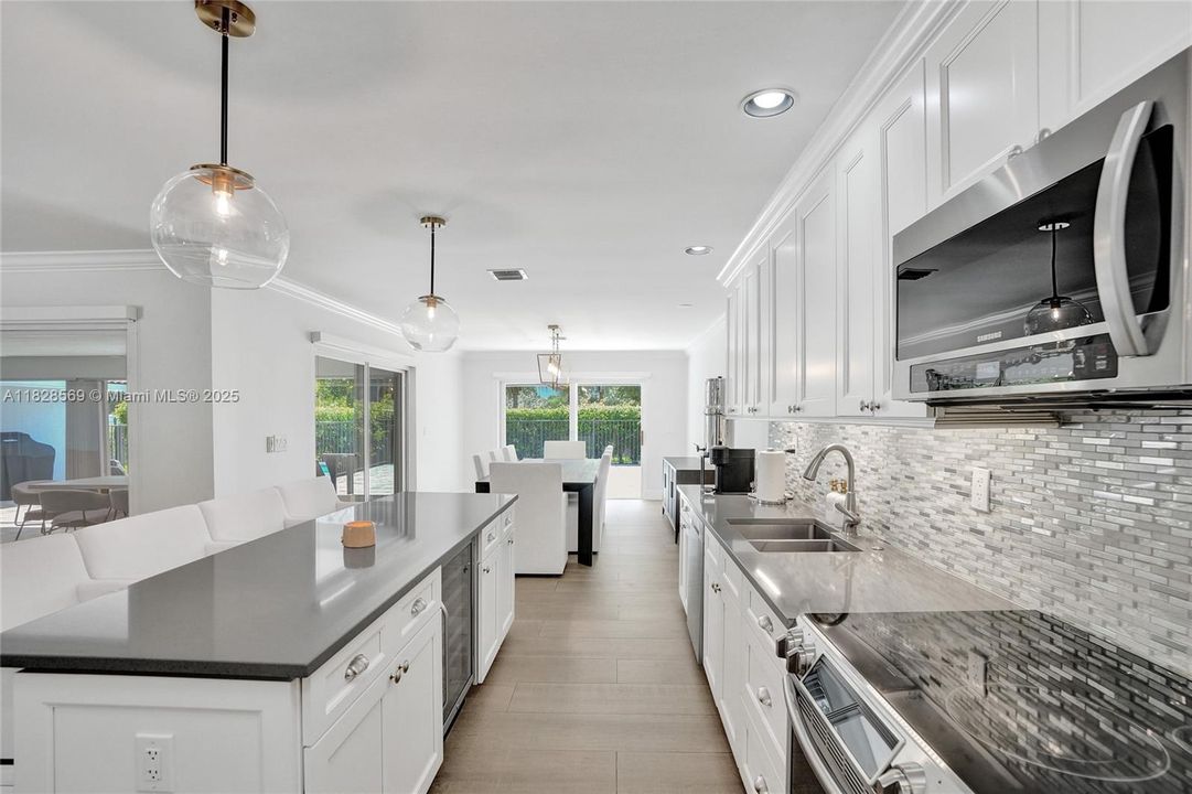 Недавно продано: $1,250,000 (3 спален, 3 ванн, 2287 Квадратных фут)