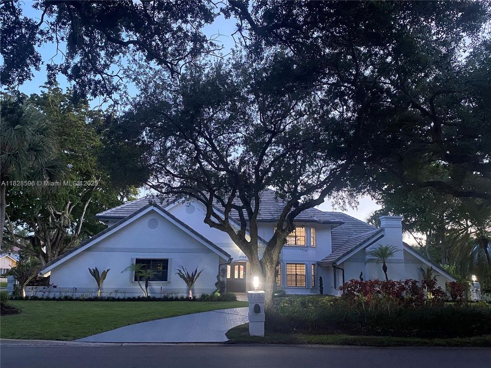 Recently Sold: $1,350,000 (5 beds, 5 baths, 4299 Square Feet)