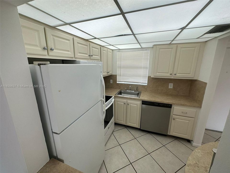 Active With Contract: $1,350 (1 beds, 1 baths, 728 Square Feet)