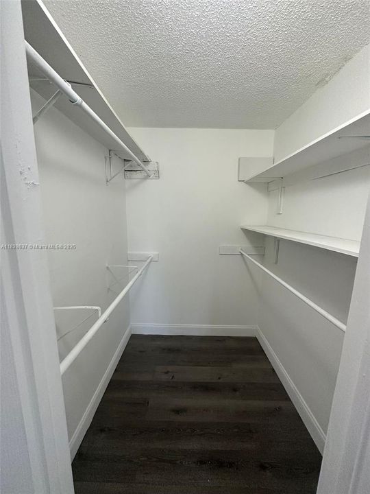 Active With Contract: $1,350 (1 beds, 1 baths, 728 Square Feet)