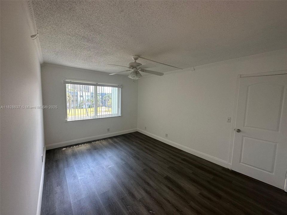 Active With Contract: $1,350 (1 beds, 1 baths, 728 Square Feet)