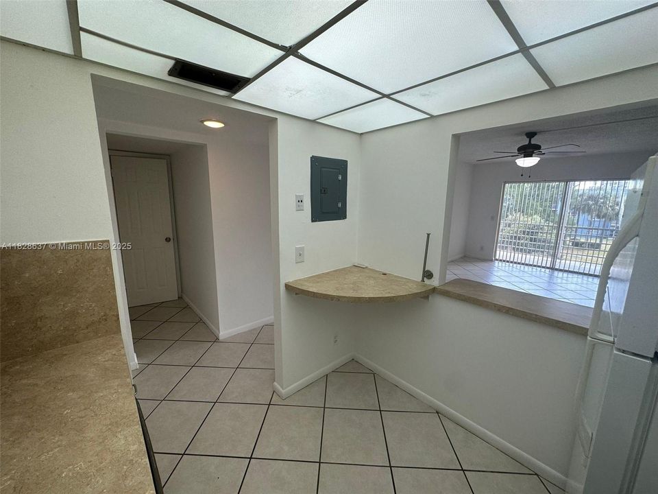 Active With Contract: $1,350 (1 beds, 1 baths, 728 Square Feet)