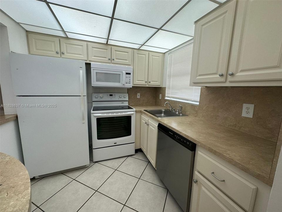 Active With Contract: $1,350 (1 beds, 1 baths, 728 Square Feet)