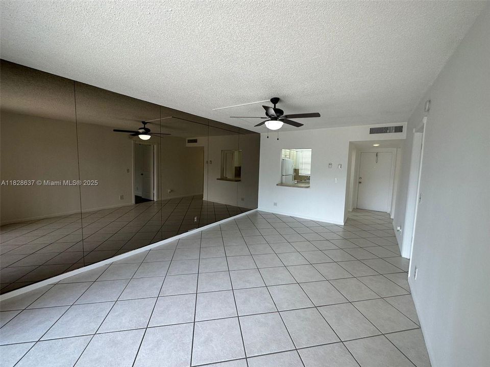 Active With Contract: $1,350 (1 beds, 1 baths, 728 Square Feet)