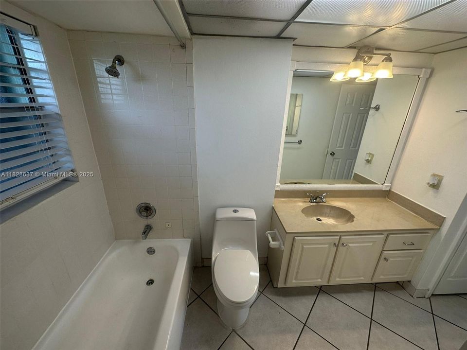 Active With Contract: $1,350 (1 beds, 1 baths, 728 Square Feet)