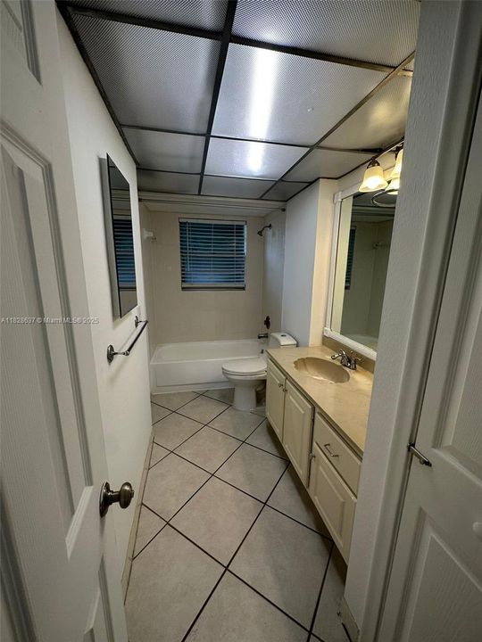 Active With Contract: $1,350 (1 beds, 1 baths, 728 Square Feet)