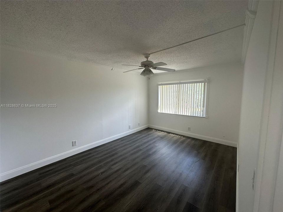 Active With Contract: $1,350 (1 beds, 1 baths, 728 Square Feet)