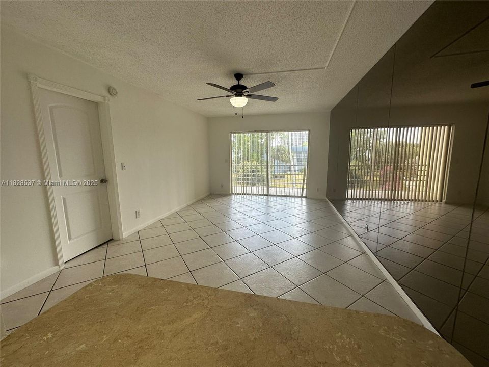 Active With Contract: $1,350 (1 beds, 1 baths, 728 Square Feet)