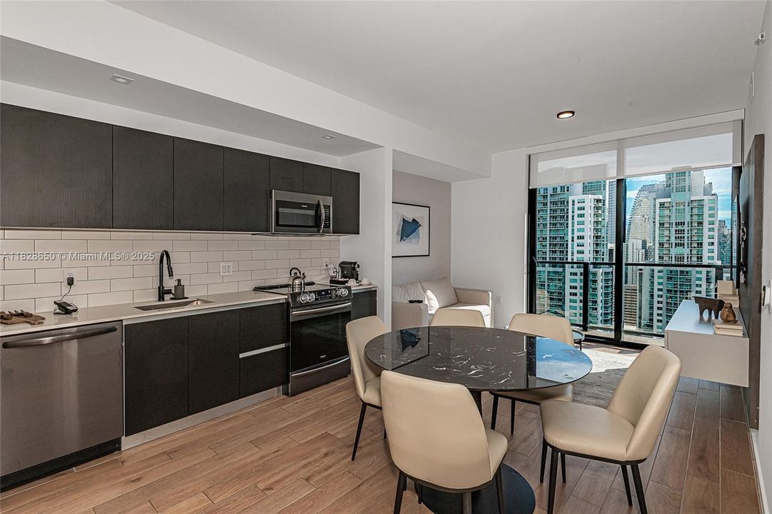 En Venta: $1,399,000 (3 camas, 3 baños, 1043 Pies cuadrados)
