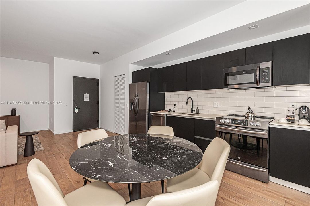 En Venta: $1,399,000 (3 camas, 3 baños, 1043 Pies cuadrados)
