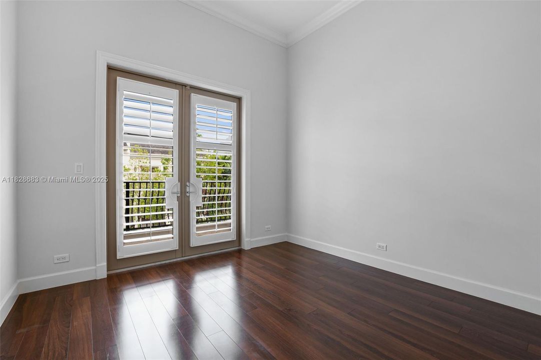 Activo con contrato: $11,000 (3 camas, 3 baños, 2678 Pies cuadrados)