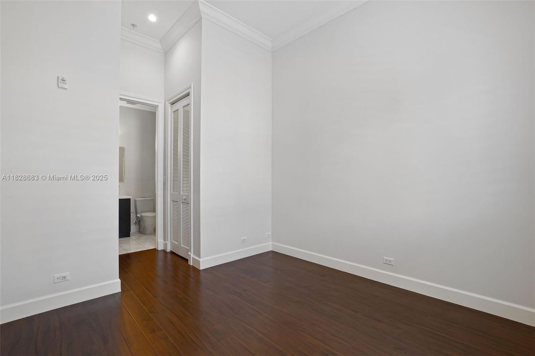 Activo con contrato: $11,000 (3 camas, 3 baños, 2678 Pies cuadrados)