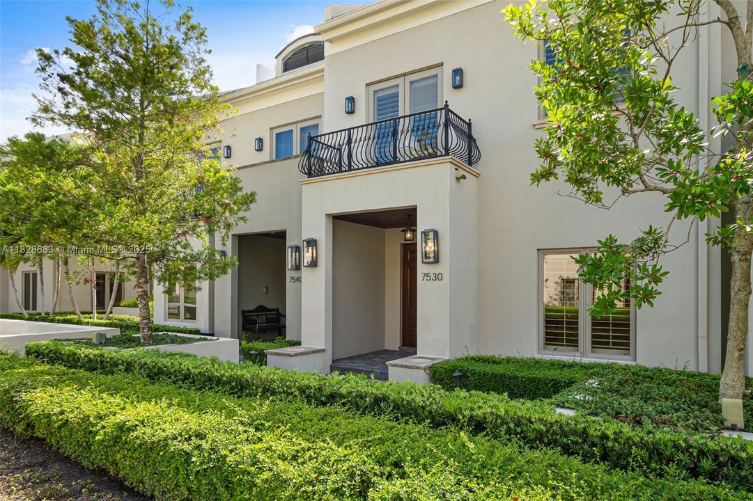 Activo con contrato: $11,000 (3 camas, 3 baños, 2678 Pies cuadrados)