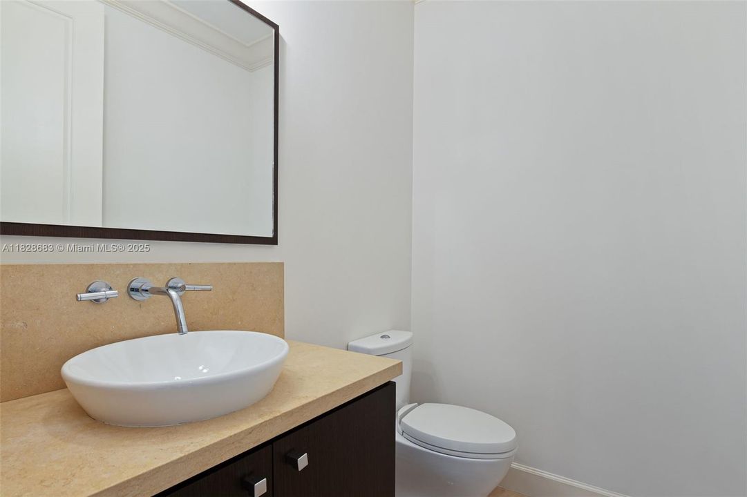 Activo con contrato: $11,000 (3 camas, 3 baños, 2678 Pies cuadrados)