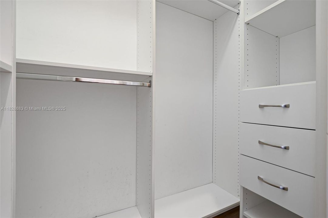 Activo con contrato: $11,000 (3 camas, 3 baños, 2678 Pies cuadrados)