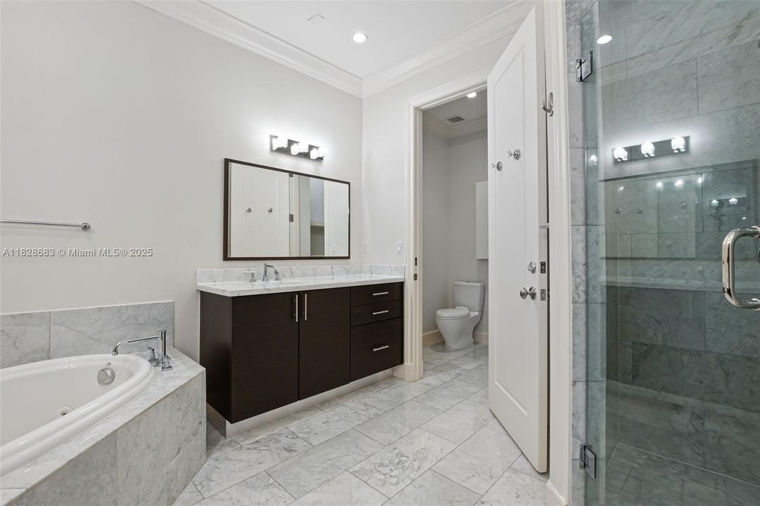 Activo con contrato: $11,000 (3 camas, 3 baños, 2678 Pies cuadrados)